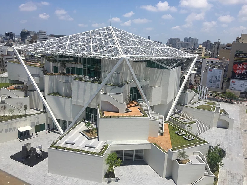 臺南藝術博物館，五邊形屋頂天篷下的堆疊體塊