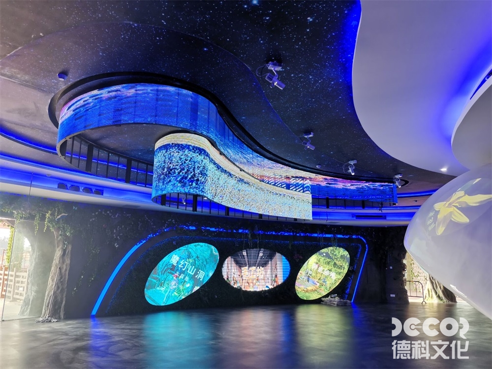藝術(shù)展廳設(shè)計(jì)中，如何運(yùn)用裝飾性元素來襯托藝術(shù)品