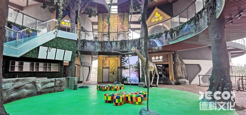藝術(shù)展廳設(shè)計(jì)中，如何考慮觀眾的互動(dòng)和參與度